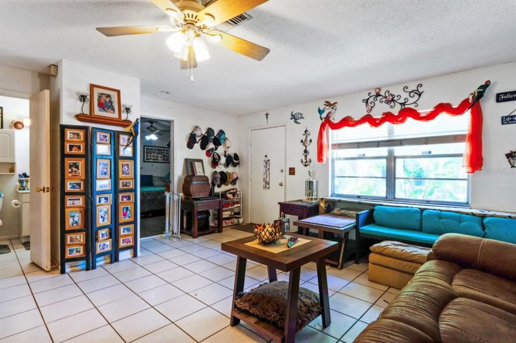 For Sale: $310,000 (2 beds, 1 baths, 1170 Square Feet)