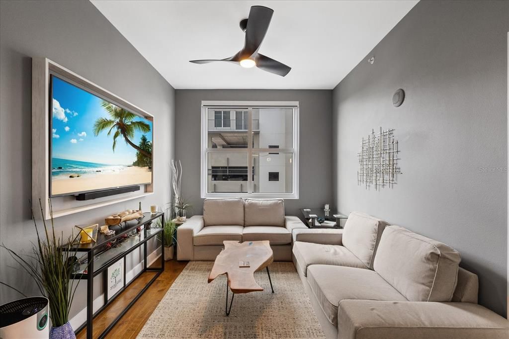 For Sale: $325,000 (1 beds, 1 baths, 840 Square Feet)
