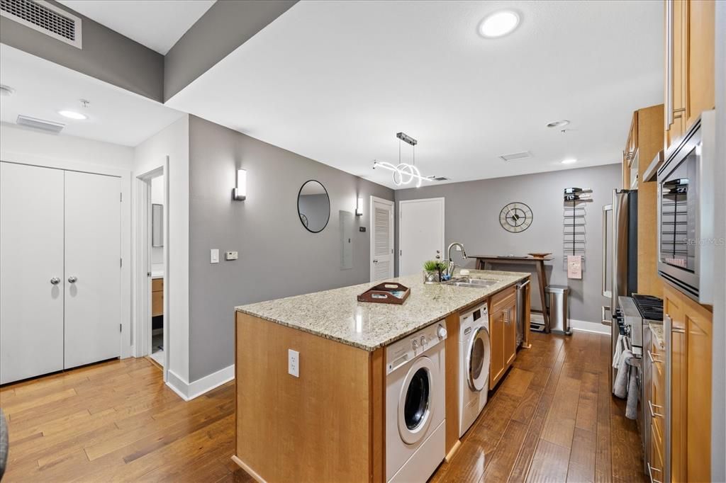 For Sale: $325,000 (1 beds, 1 baths, 840 Square Feet)