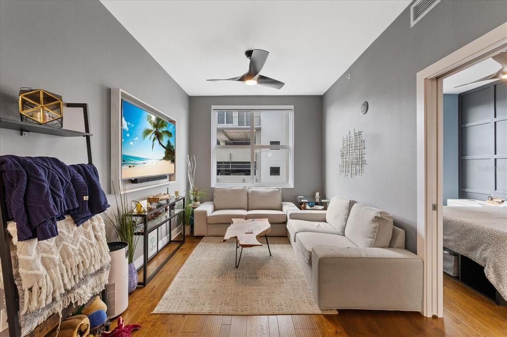 For Sale: $325,000 (1 beds, 1 baths, 840 Square Feet)