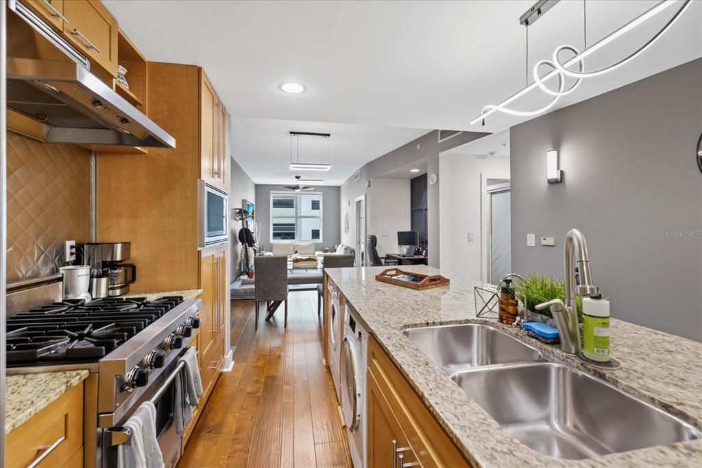 For Sale: $325,000 (1 beds, 1 baths, 840 Square Feet)
