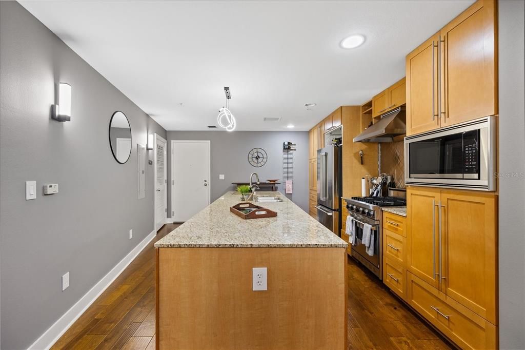 For Sale: $325,000 (1 beds, 1 baths, 840 Square Feet)