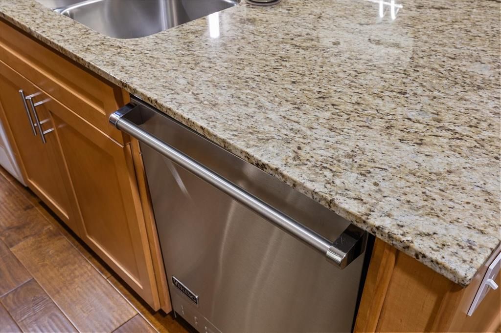 For Sale: $325,000 (1 beds, 1 baths, 840 Square Feet)