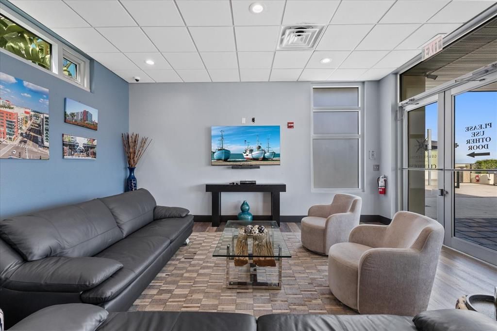 For Sale: $325,000 (1 beds, 1 baths, 840 Square Feet)
