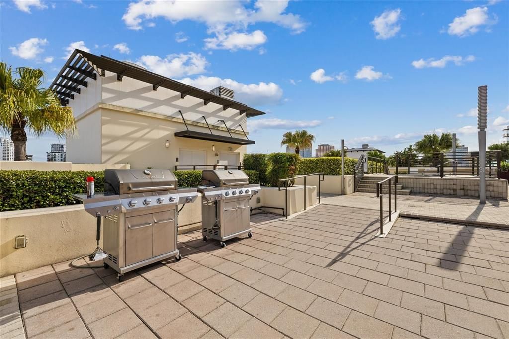 For Sale: $325,000 (1 beds, 1 baths, 840 Square Feet)