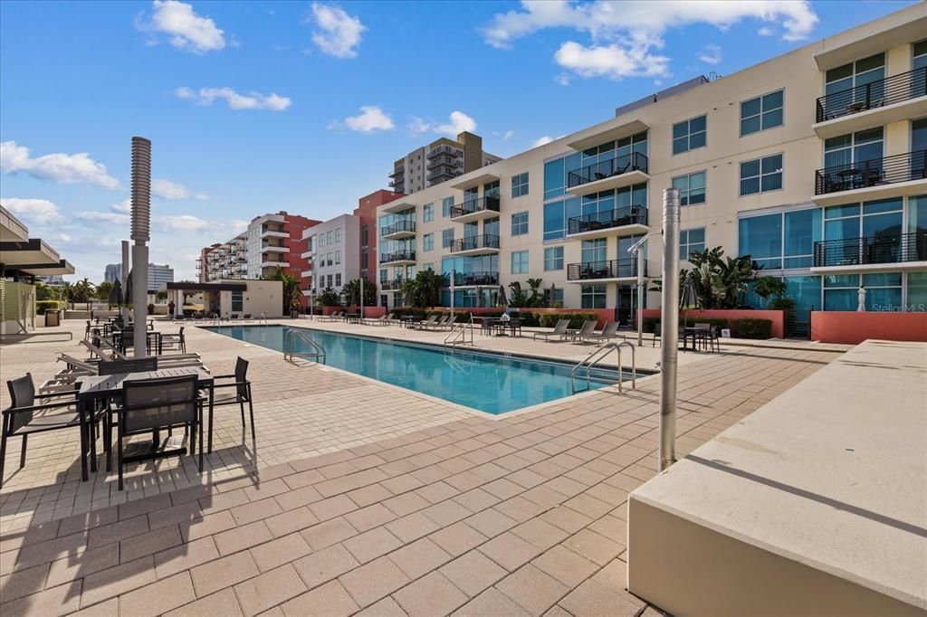 For Sale: $325,000 (1 beds, 1 baths, 840 Square Feet)