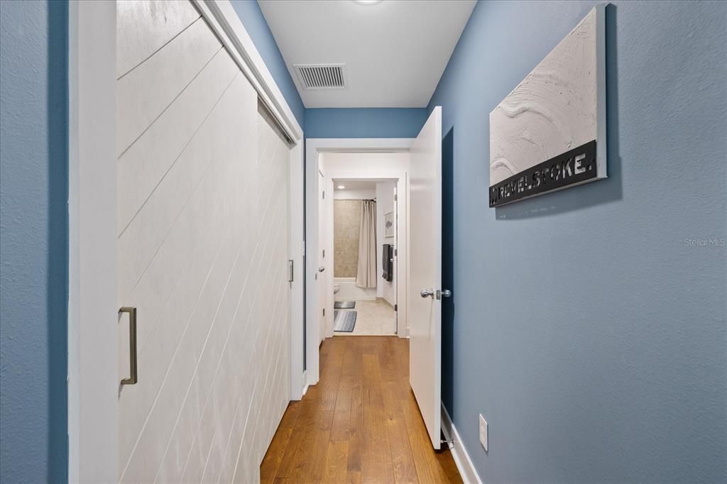 For Sale: $325,000 (1 beds, 1 baths, 840 Square Feet)