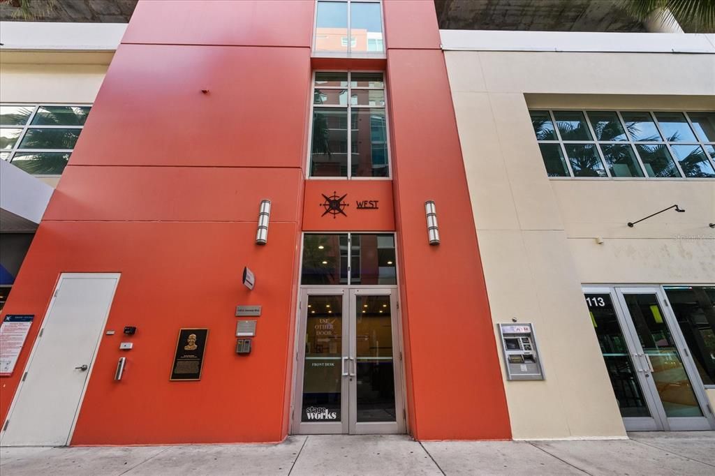 For Sale: $325,000 (1 beds, 1 baths, 840 Square Feet)