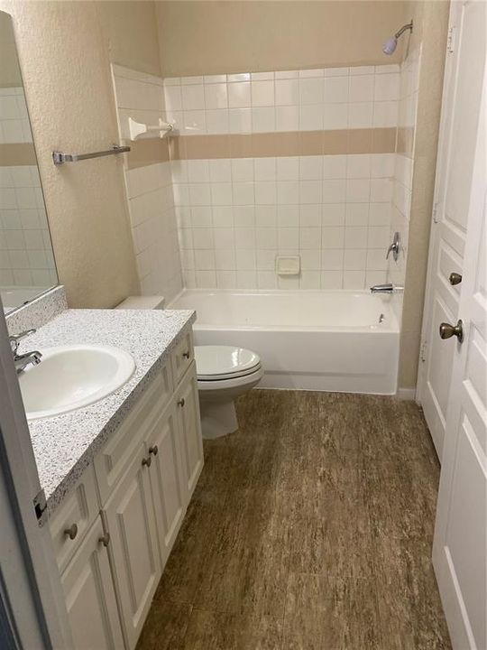 For Rent: $1,275 (1 beds, 1 baths, 892 Square Feet)