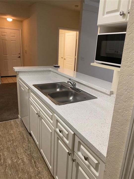 For Rent: $1,275 (1 beds, 1 baths, 892 Square Feet)
