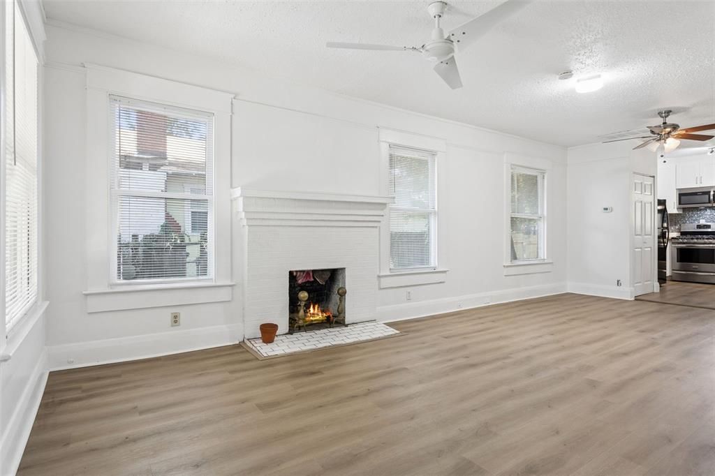 For Sale: $325,000 (3 beds, 2 baths, 936 Square Feet)