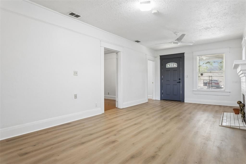 For Sale: $325,000 (3 beds, 2 baths, 936 Square Feet)
