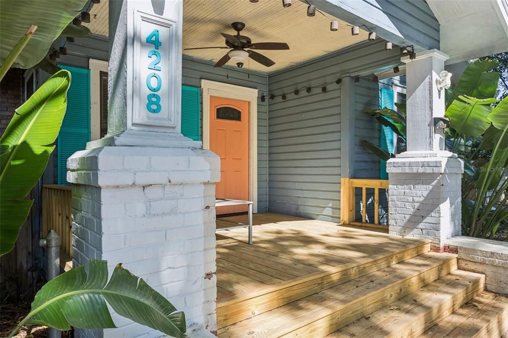 For Sale: $325,000 (3 beds, 2 baths, 936 Square Feet)