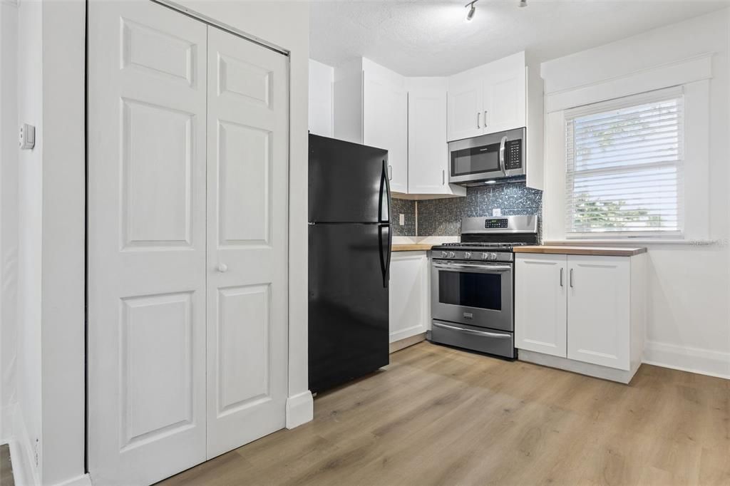 For Sale: $325,000 (3 beds, 2 baths, 936 Square Feet)