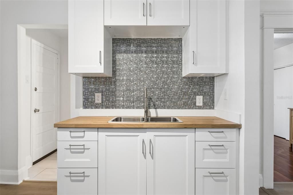 For Sale: $325,000 (3 beds, 2 baths, 936 Square Feet)