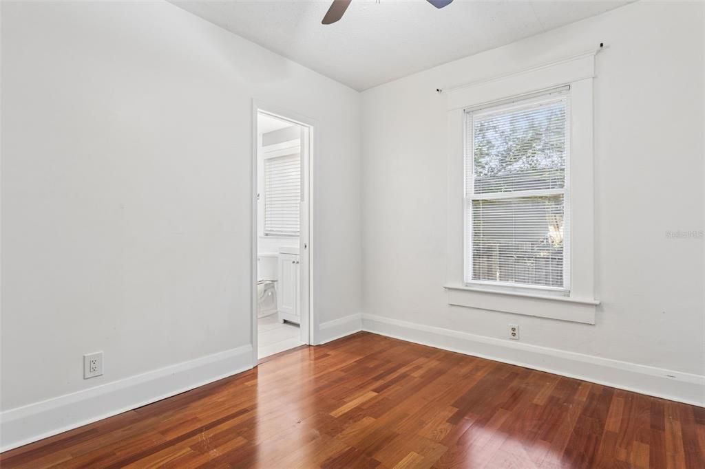 For Sale: $325,000 (3 beds, 2 baths, 936 Square Feet)