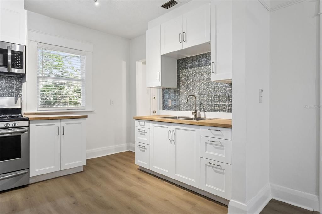 For Sale: $325,000 (3 beds, 2 baths, 936 Square Feet)