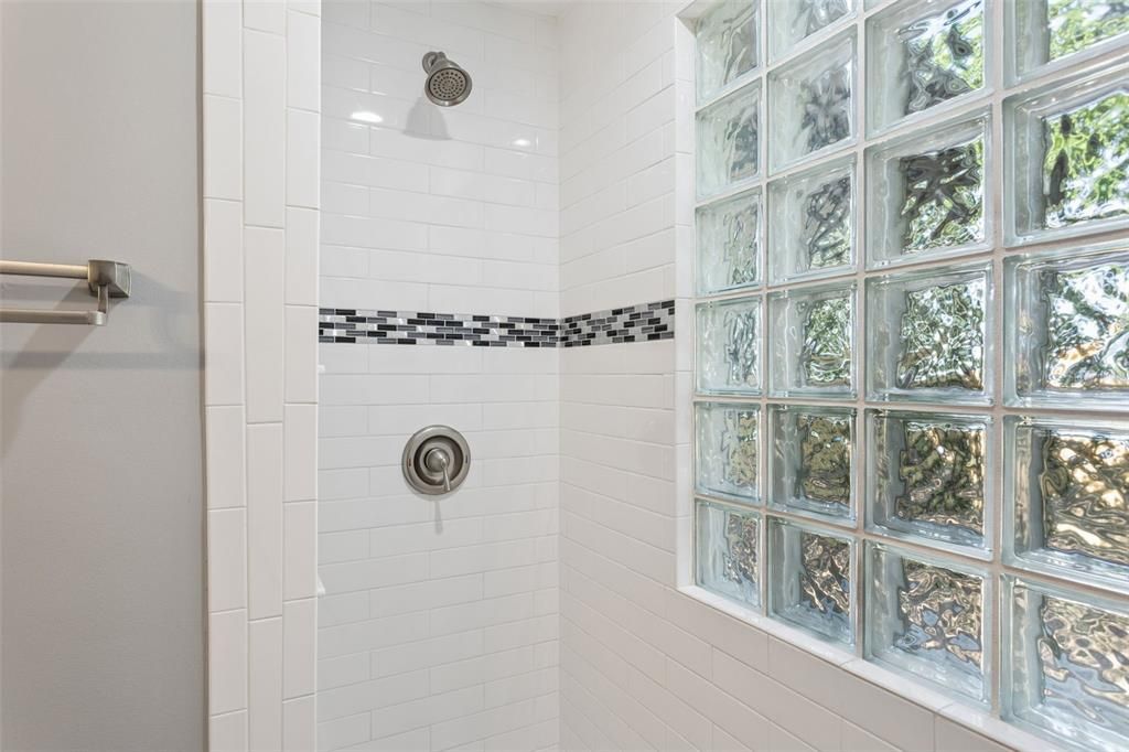 For Sale: $325,000 (3 beds, 2 baths, 936 Square Feet)