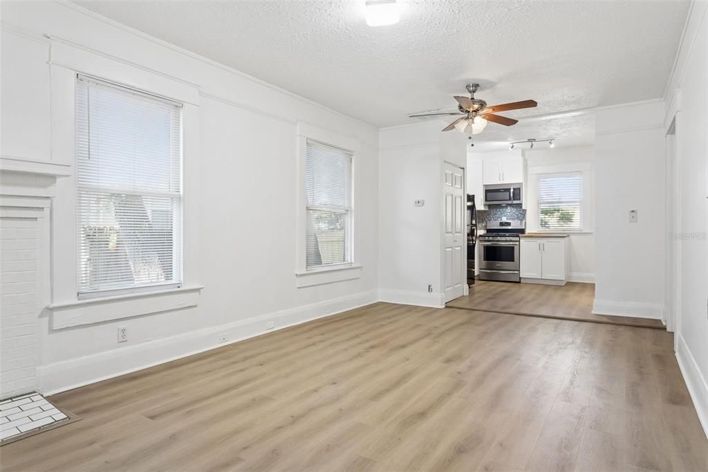 For Sale: $325,000 (3 beds, 2 baths, 936 Square Feet)
