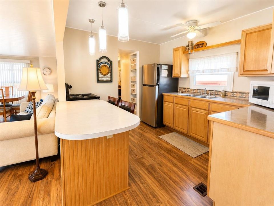 For Sale: $159,900 (2 beds, 1 baths, 980 Square Feet)