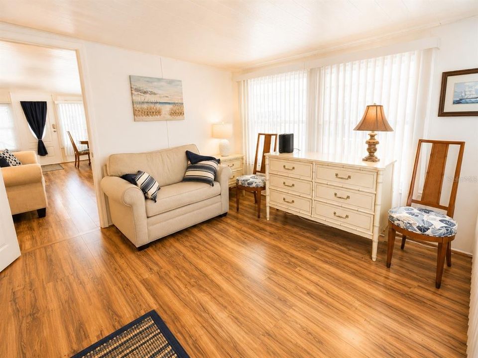 For Sale: $159,900 (2 beds, 1 baths, 980 Square Feet)