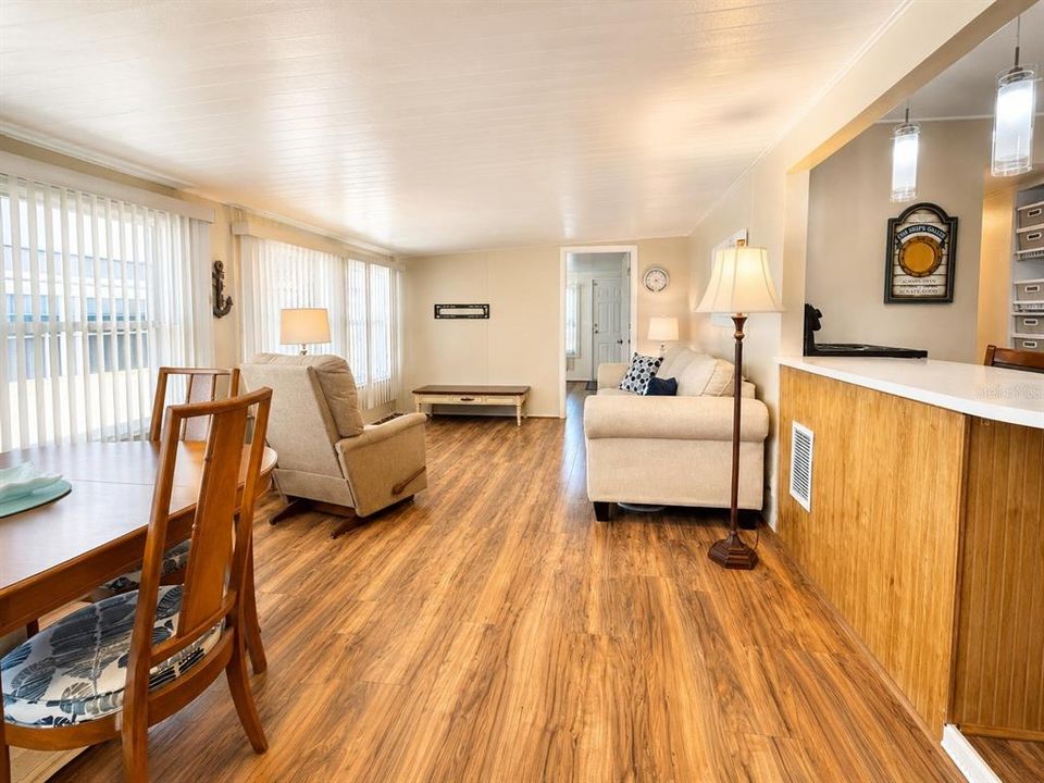 For Sale: $159,900 (2 beds, 1 baths, 980 Square Feet)