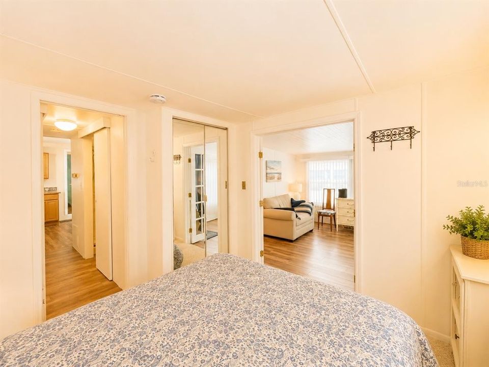 For Sale: $159,900 (2 beds, 1 baths, 980 Square Feet)