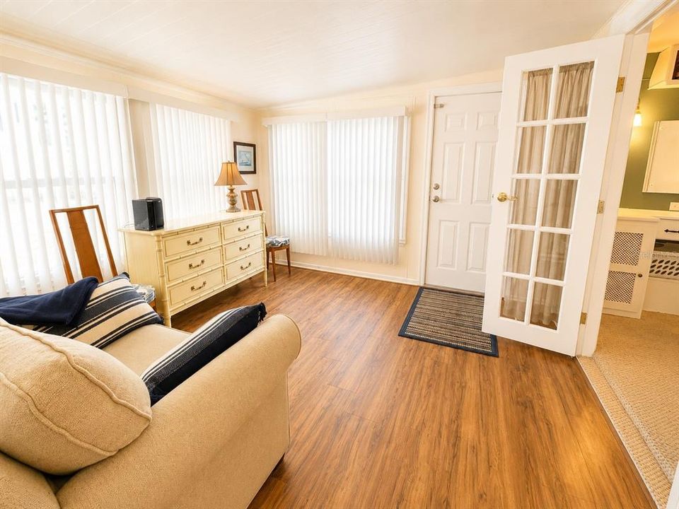 For Sale: $159,900 (2 beds, 1 baths, 980 Square Feet)