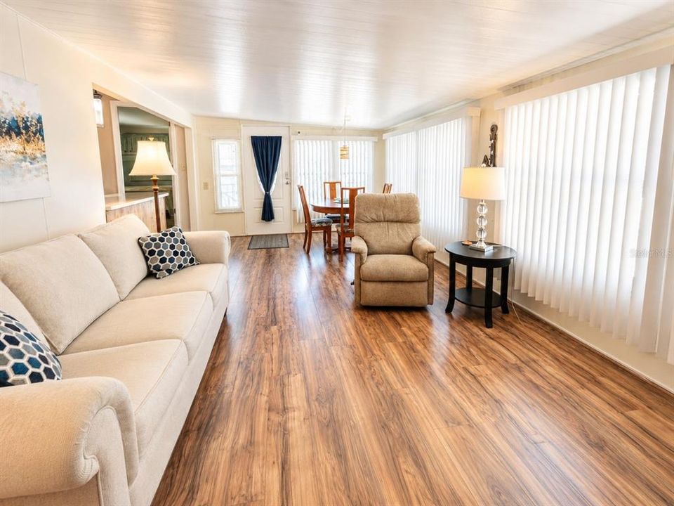For Sale: $159,900 (2 beds, 1 baths, 980 Square Feet)