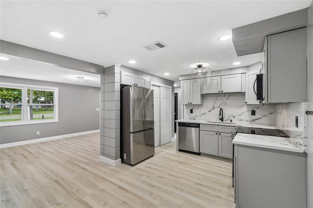 For Sale: $292,000 (3 beds, 2 baths, 1324 Square Feet)