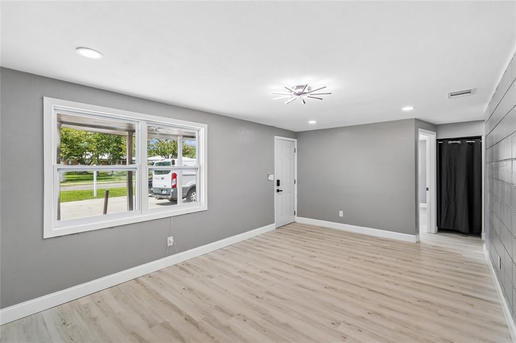 For Sale: $292,000 (3 beds, 2 baths, 1324 Square Feet)