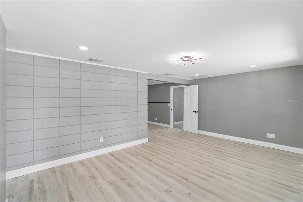 For Sale: $292,000 (3 beds, 2 baths, 1324 Square Feet)