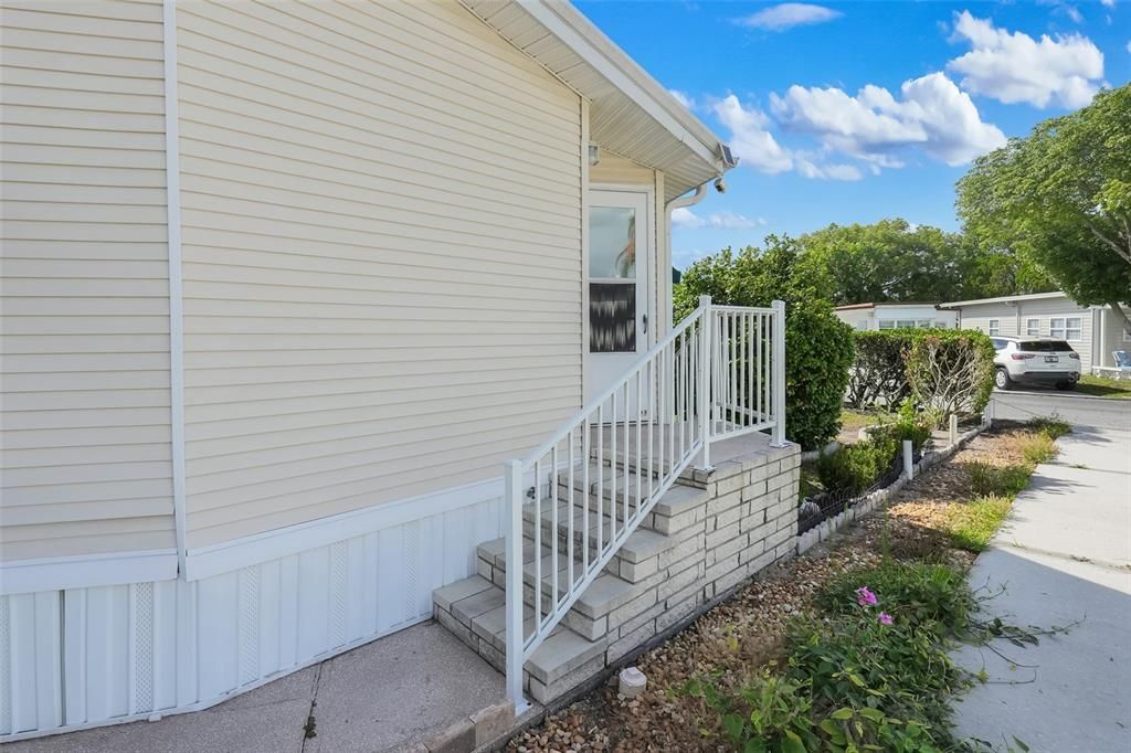 For Sale: $132,023 (2 beds, 1 baths, 896 Square Feet)