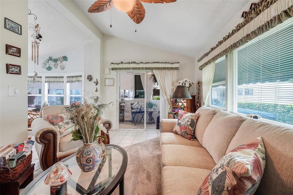 For Sale: $132,023 (2 beds, 1 baths, 896 Square Feet)