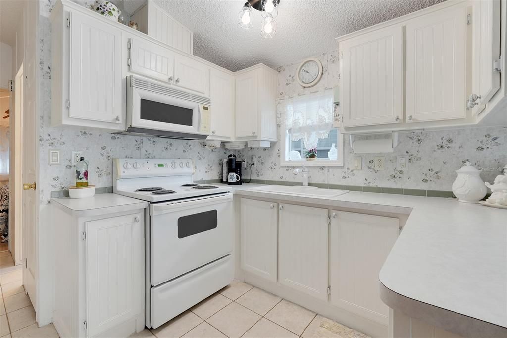 For Sale: $132,023 (2 beds, 1 baths, 896 Square Feet)