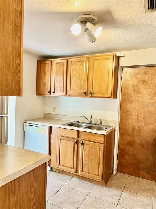 В аренду: $1,895 (2 спален, 1 ванн, 1072 Квадратных фут)