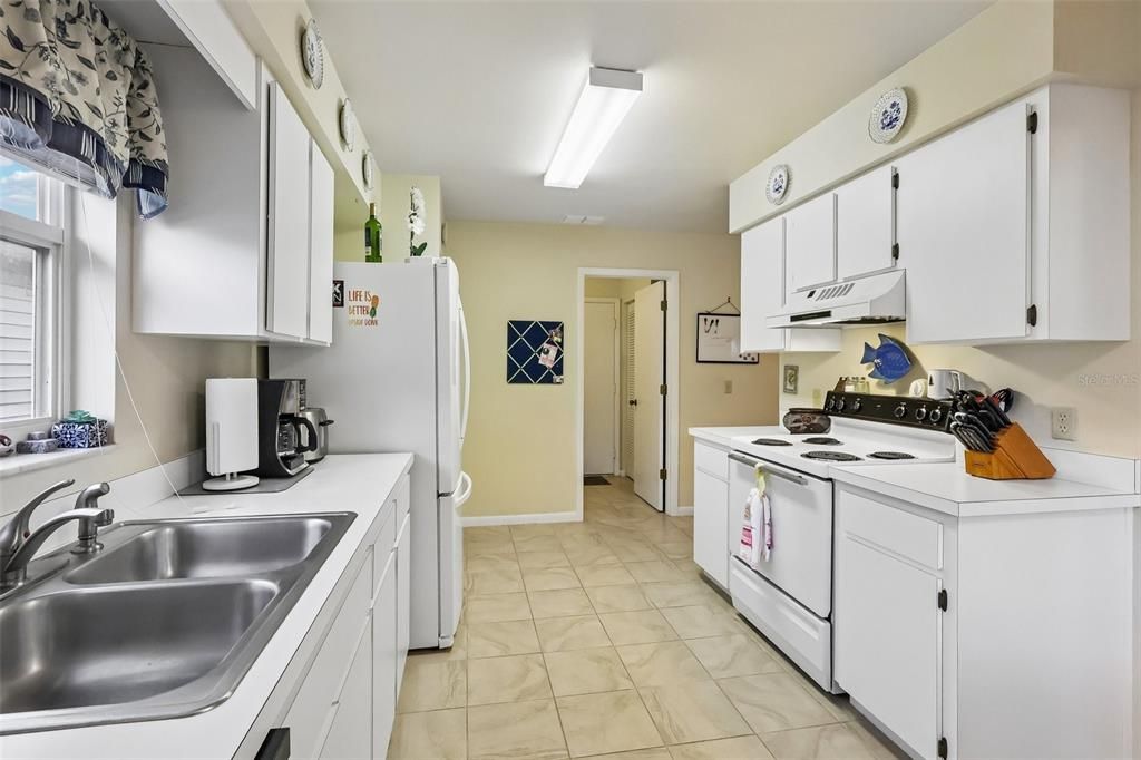 For Sale: $234,900 (2 beds, 2 baths, 1325 Square Feet)