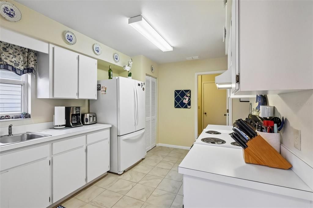 For Sale: $234,900 (2 beds, 2 baths, 1325 Square Feet)