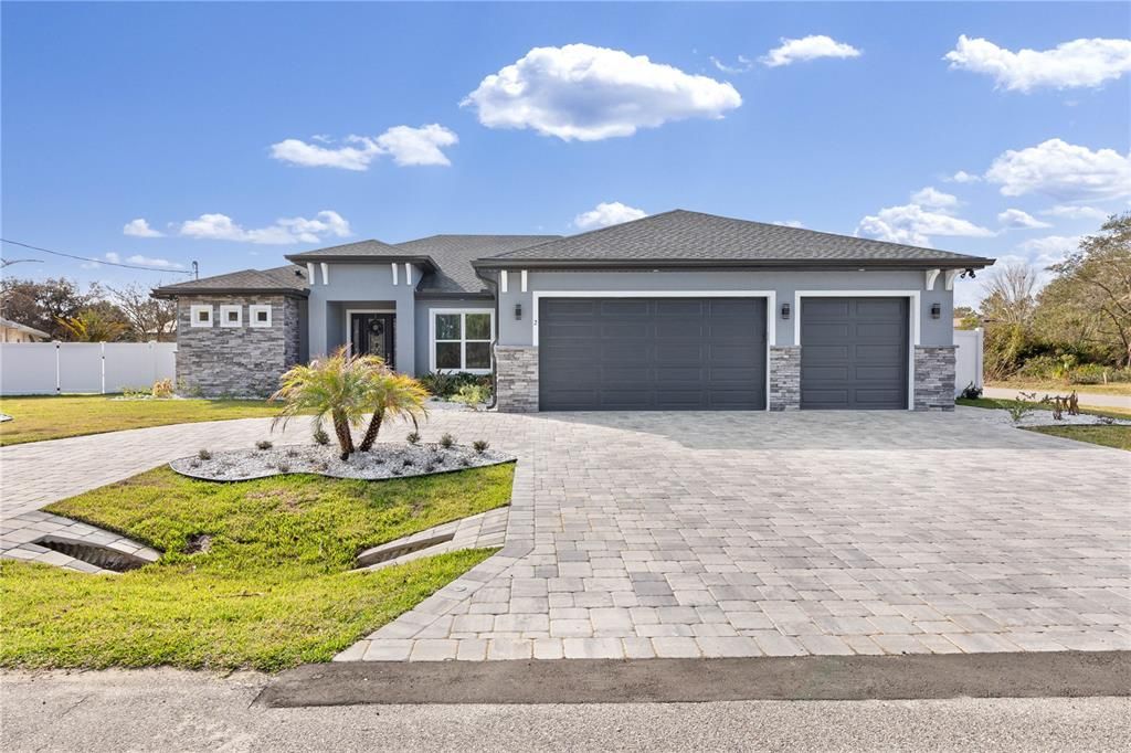 For Sale: $720,000 (5 beds, 3 baths, 2527 Square Feet)