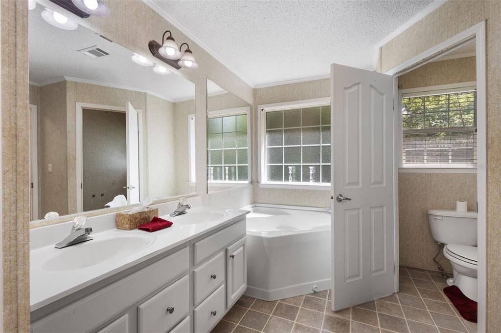 For Sale: $228,933 (4 beds, 2 baths, 2097 Square Feet)