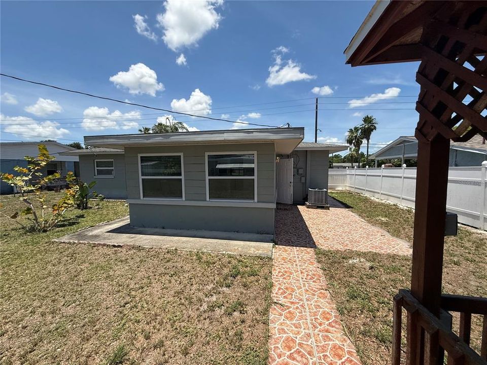 For Sale: $235,000 (3 beds, 1 baths, 1013 Square Feet)