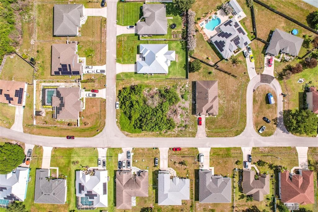 На продажу: $165,000 (0.27 acres)