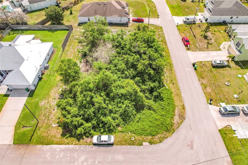 На продажу: $165,000 (0.27 acres)