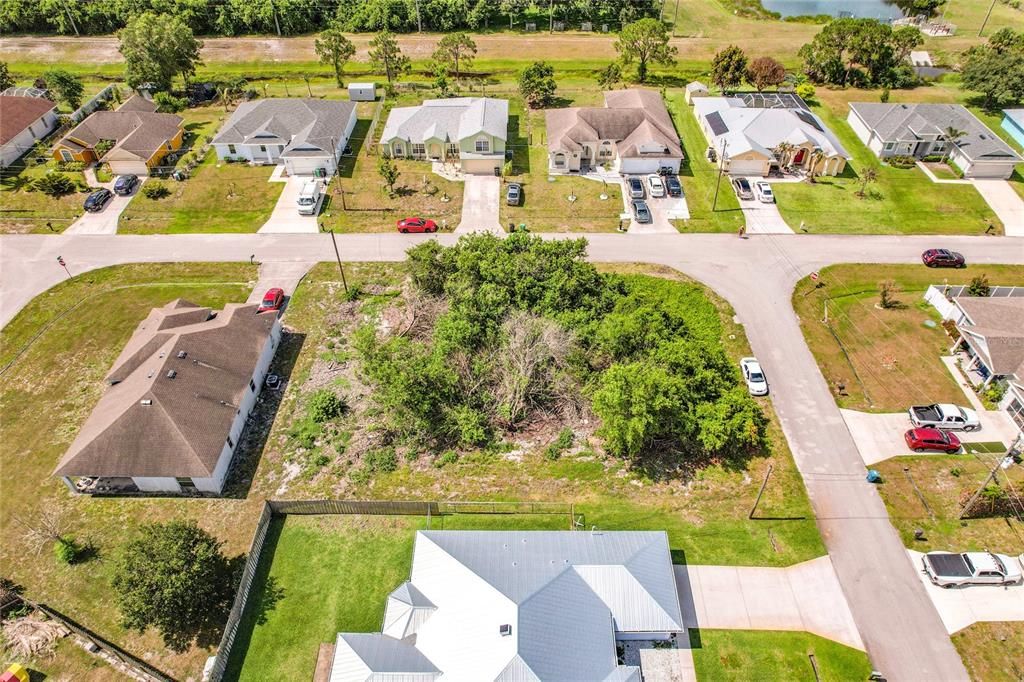 На продажу: $165,000 (0.27 acres)