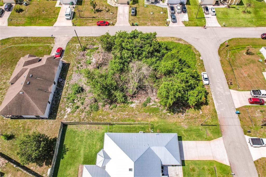 На продажу: $165,000 (0.27 acres)