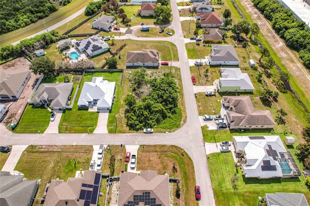 На продажу: $165,000 (0.27 acres)