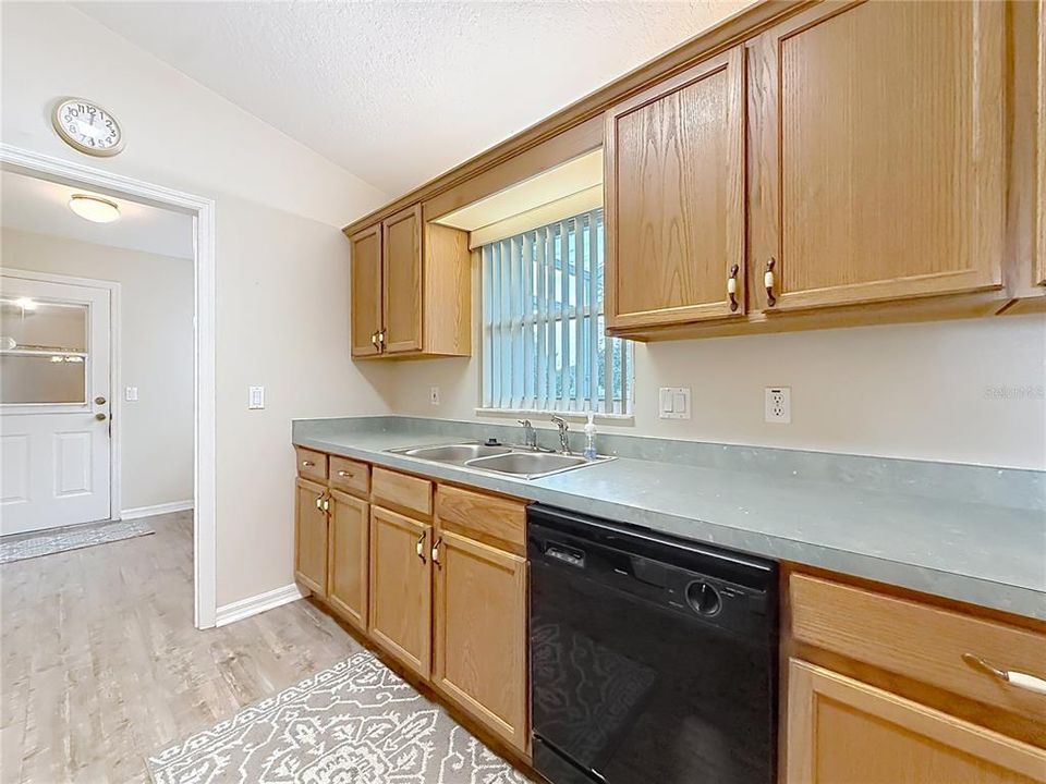 For Sale: $259,900 (2 beds, 2 baths, 1225 Square Feet)