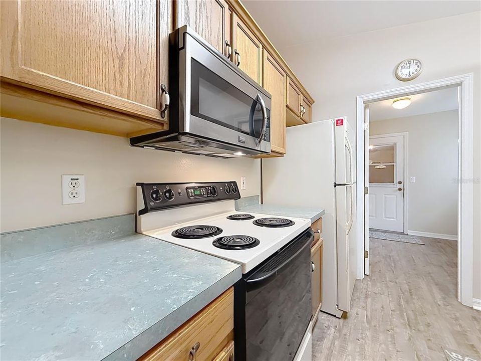 For Sale: $259,900 (2 beds, 2 baths, 1225 Square Feet)