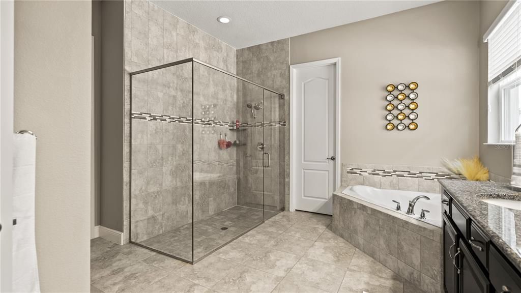 For Sale: $1,275,000 (6 beds, 5 baths, 4816 Square Feet)