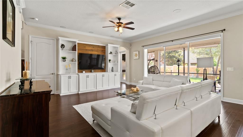 For Sale: $1,275,000 (6 beds, 5 baths, 4816 Square Feet)
